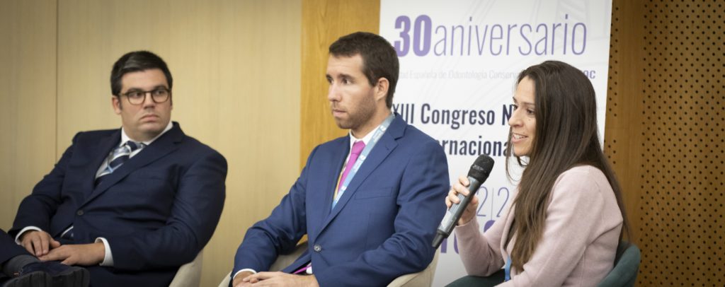 Mesa redonda de ponentes: Dr. Jon Gurrea, Dr. Santiago Poc y Dra. Eva Mº Martínez